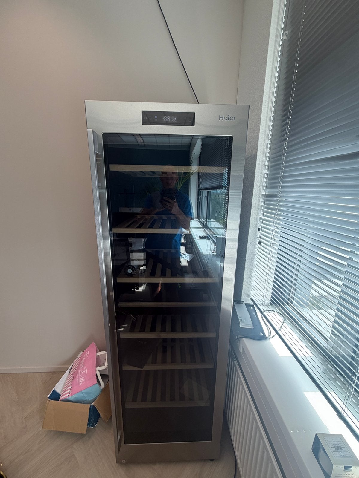 Haier wijnklimaatkast, Zonder vriesvak, 200 liter of meer, Zo goed als nieuw, Energieklasse A of zuiniger