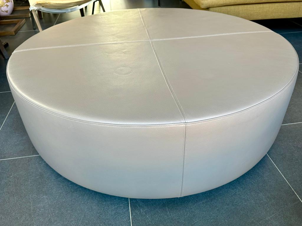 Salontafel poef Ottoman in Taupe leer, Huis en Inrichting, Tafels | Salontafels, Ophalen, Overige materialen, Rond, Zo goed als nieuw