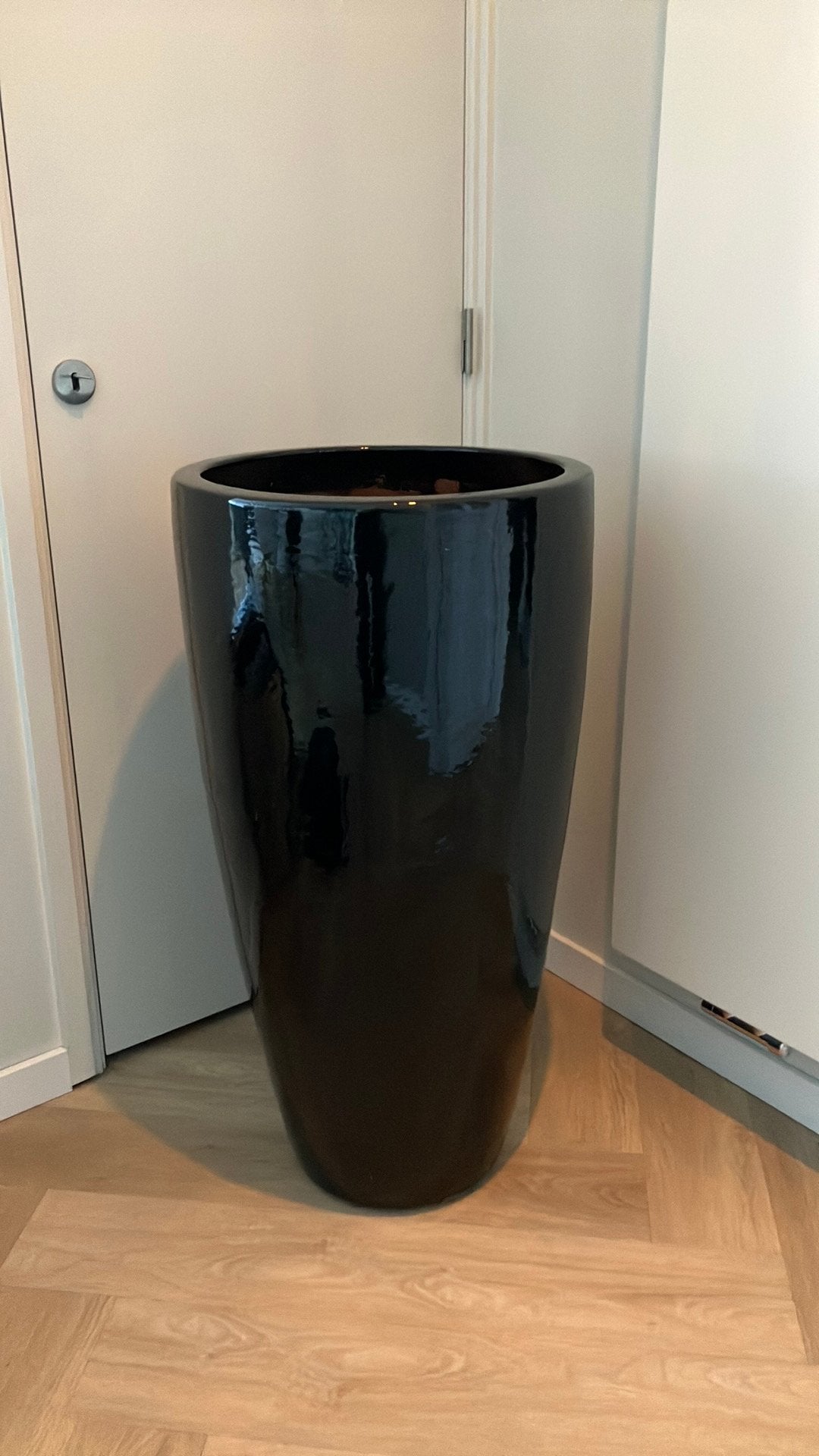 Grote zwarte plantenpot, Ophalen