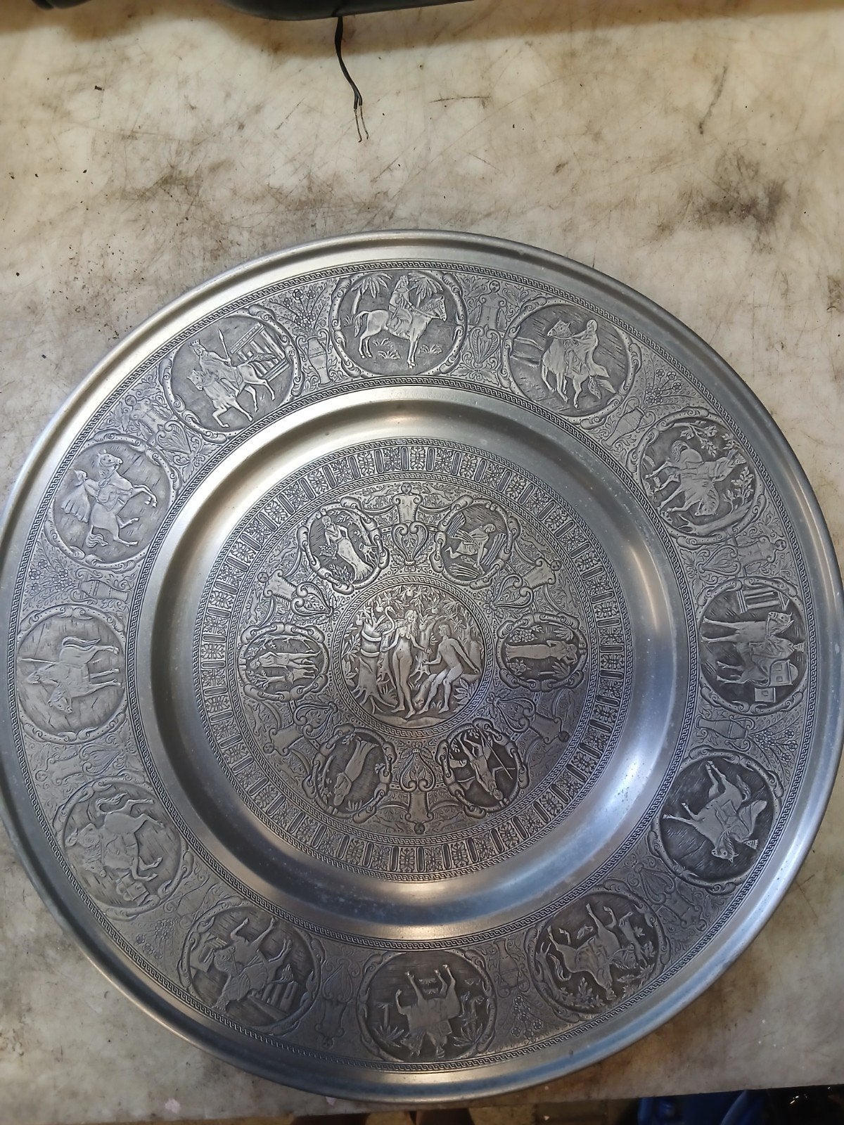 Antieke tinnen wandplaat met reliëfdecoratie, Ophalen of Verzenden