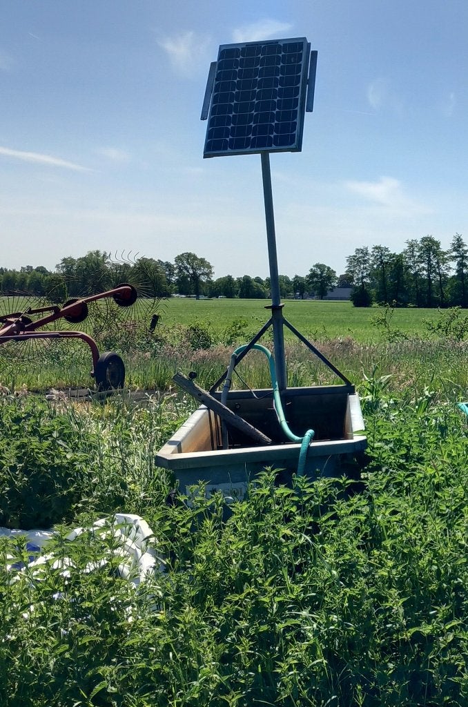 metalen waterbak 1000 liter met zonnepaneel, Ophalen of Verzenden, Gebruikt
