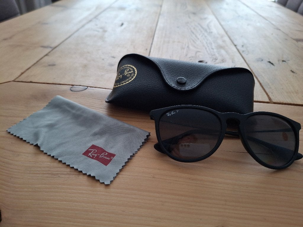 Rayban dames zonnebril Erika, Sieraden, Tassen en Uiterlijk, Zonnebril, Zwart, Ophalen of Verzenden, Zo goed als nieuw