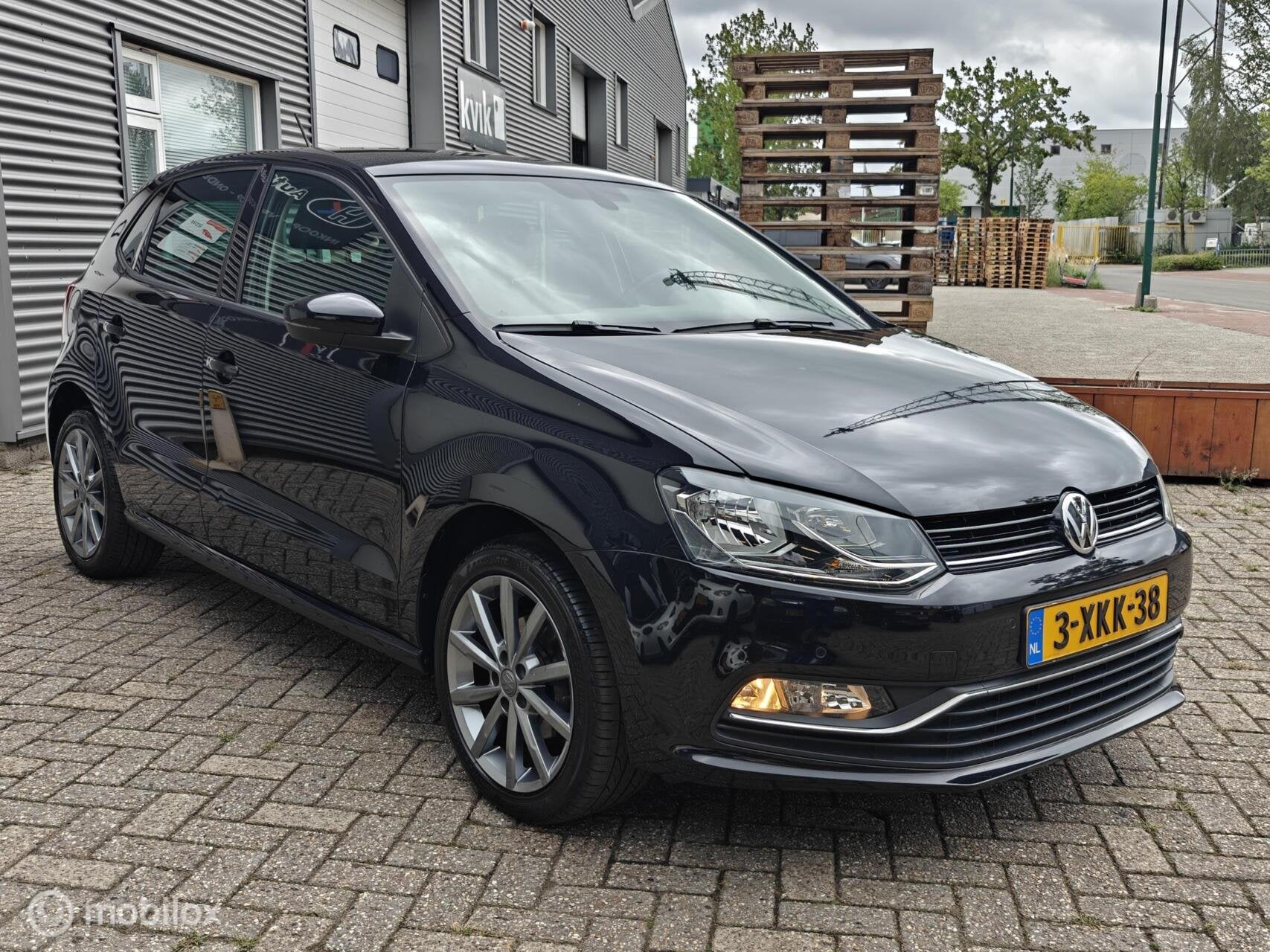 Volkswagen Polo 5-deurs 1.2TSi 90pk Highline Fresh Executive, Auto's, Volkswagen, 40 €/maand, Euro 6, 4 cilinders, Zwart