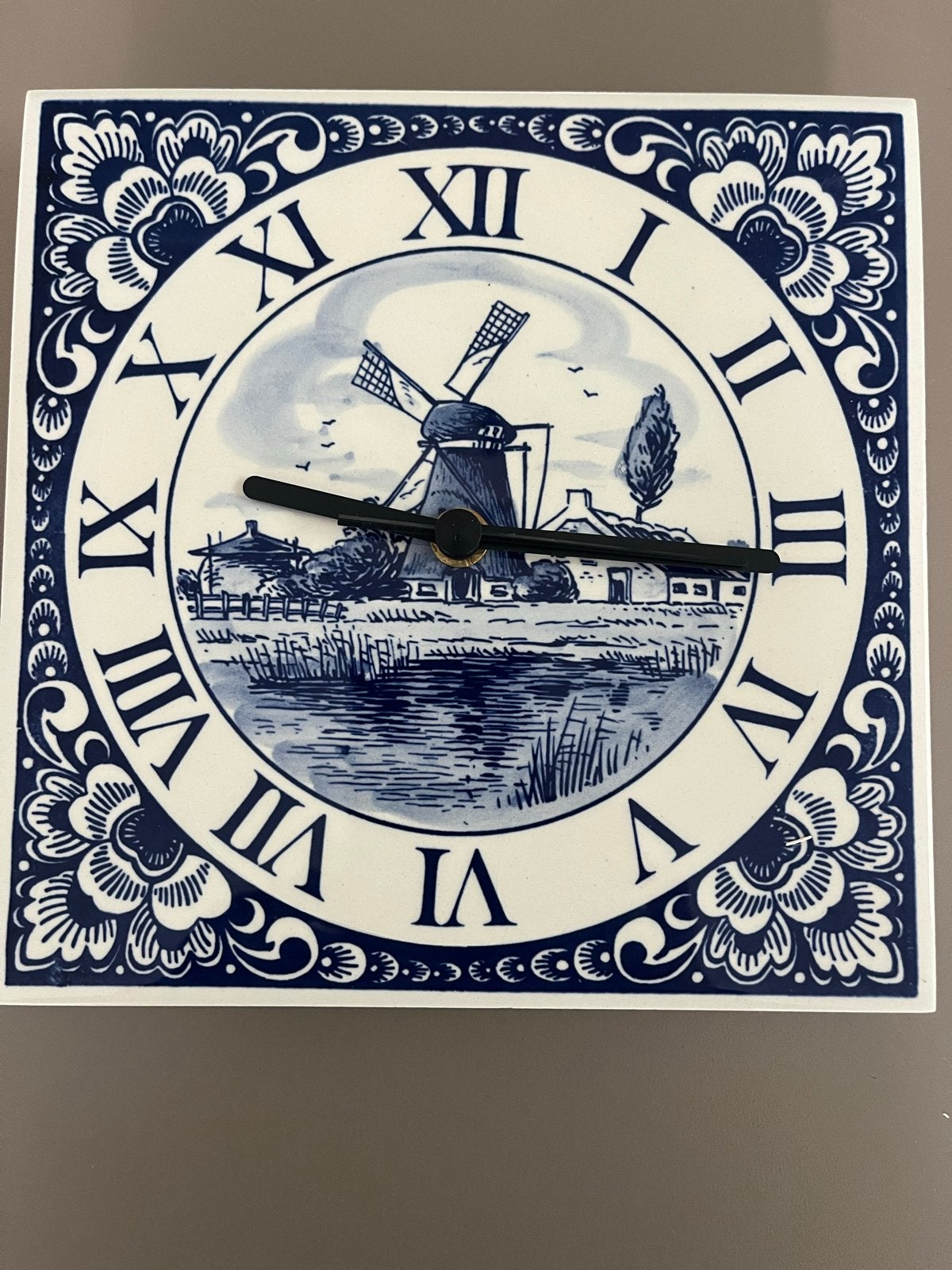 Delfts blauw wandklok met molen decoratie, 20x20 cm, Antiek en Kunst, Ophalen of Verzenden