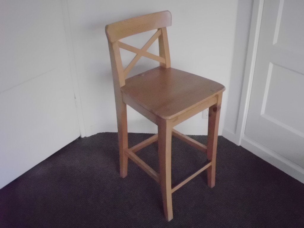 Hoge grenen houten stoel, denk ik IKEA, goed maar, opknapper, Huis en Inrichting, Ophalen, Gebruikt, Bruin, IKEA
