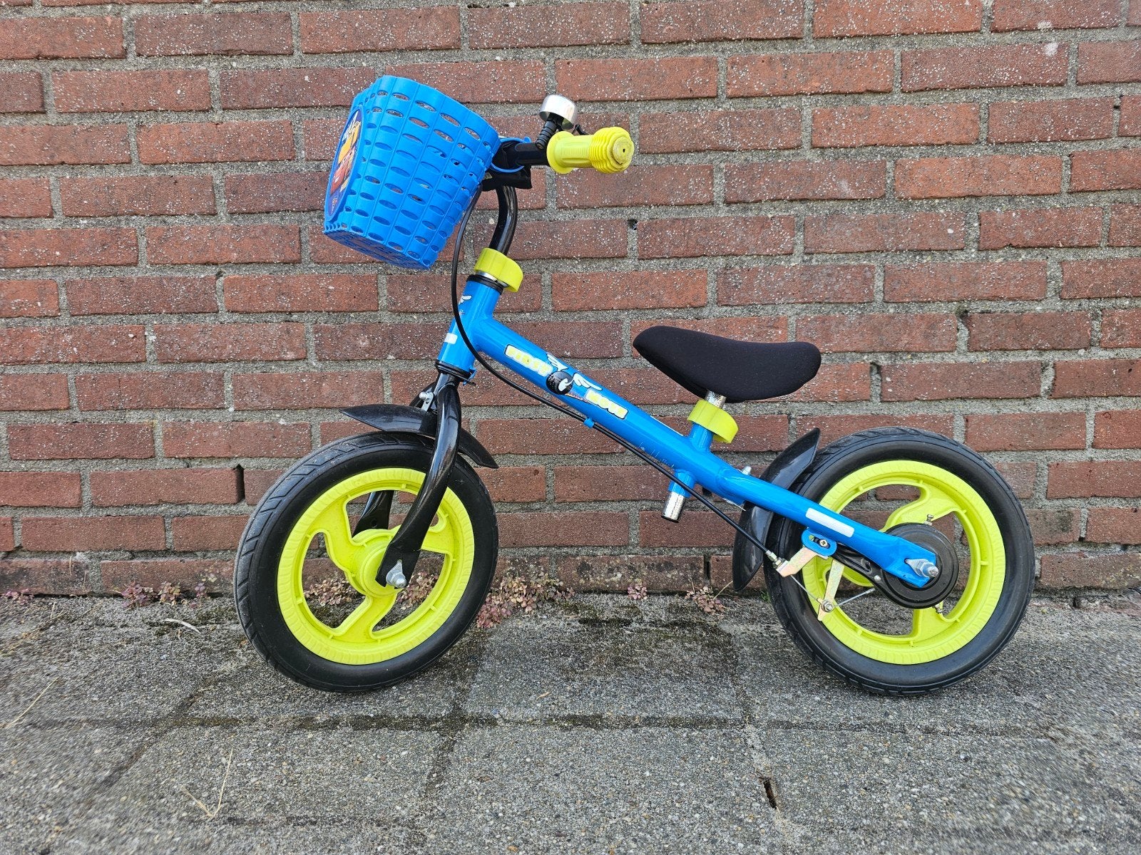 Cars Loopfiets met Mandje - Blauw/Geel, Ophalen, Zo goed als nieuw, Velgrem, Minder dan 16 inch