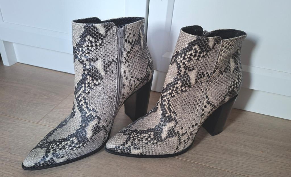 Prachtige Sasha Essentials enkellaarsjes snakeprint mt 40, Ophalen, Overige kleuren, Lage of Enkellaarzen, Zo goed als nieuw