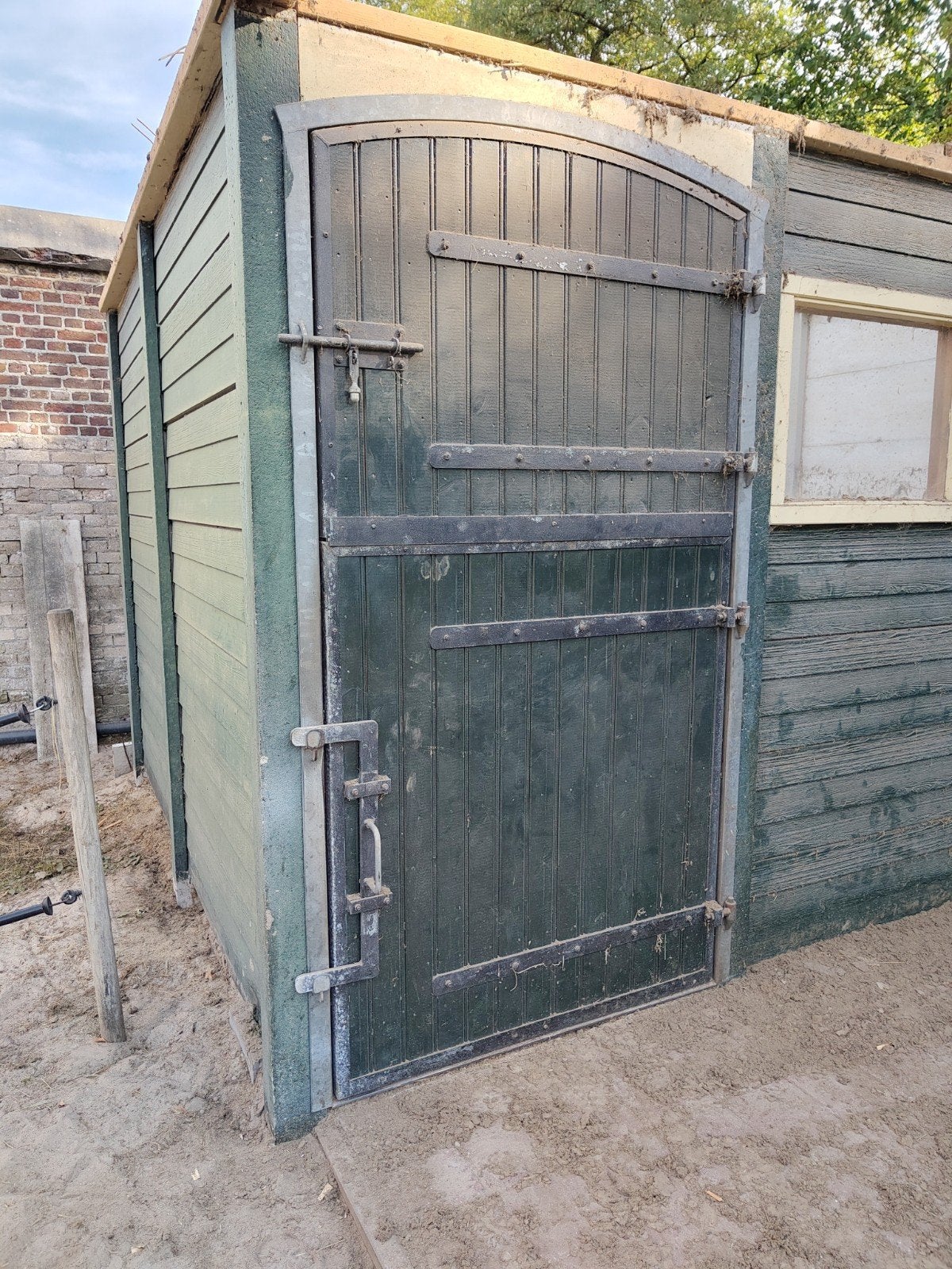 Degelijke houten stal schuur deur in stalen kozijn, Gebruikt, 215 cm of meer, Buitendeur, Hout