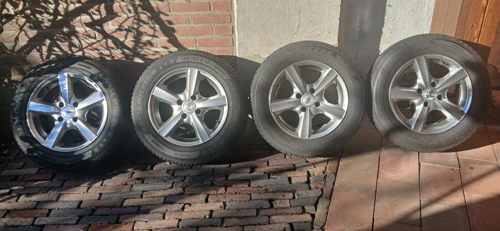 Nette 15" lichtmetalen velgen + winterbanden 195/65 R15 – 4x, Ophalen, Gebruikt, 15 inch, Banden en Velgen