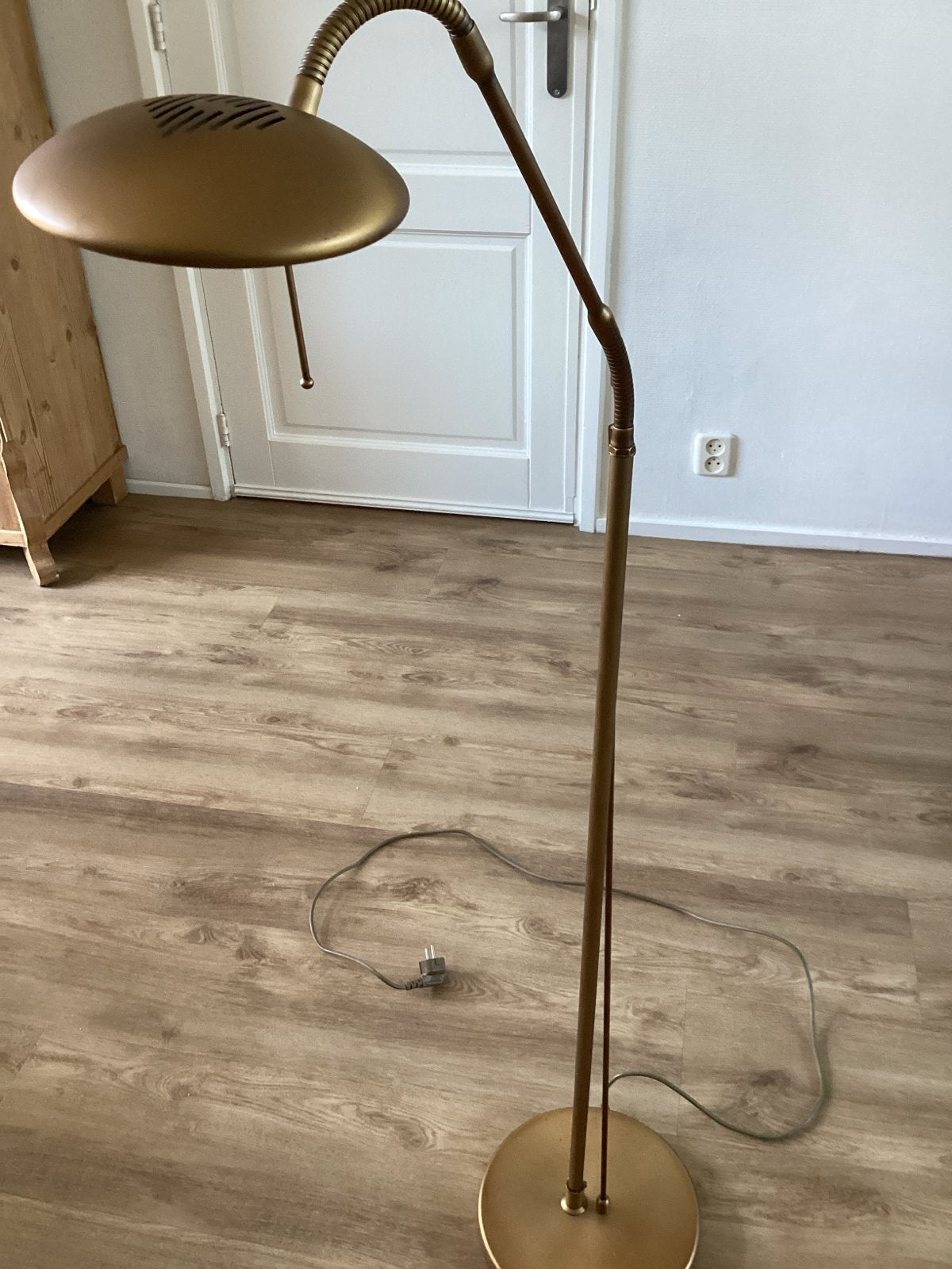 Vintage gouden vloerlamp met flexibele arm, Huis en Inrichting, Lampen | Vloerlampen, Ophalen, Gebruikt, G13 (TL), Metaal