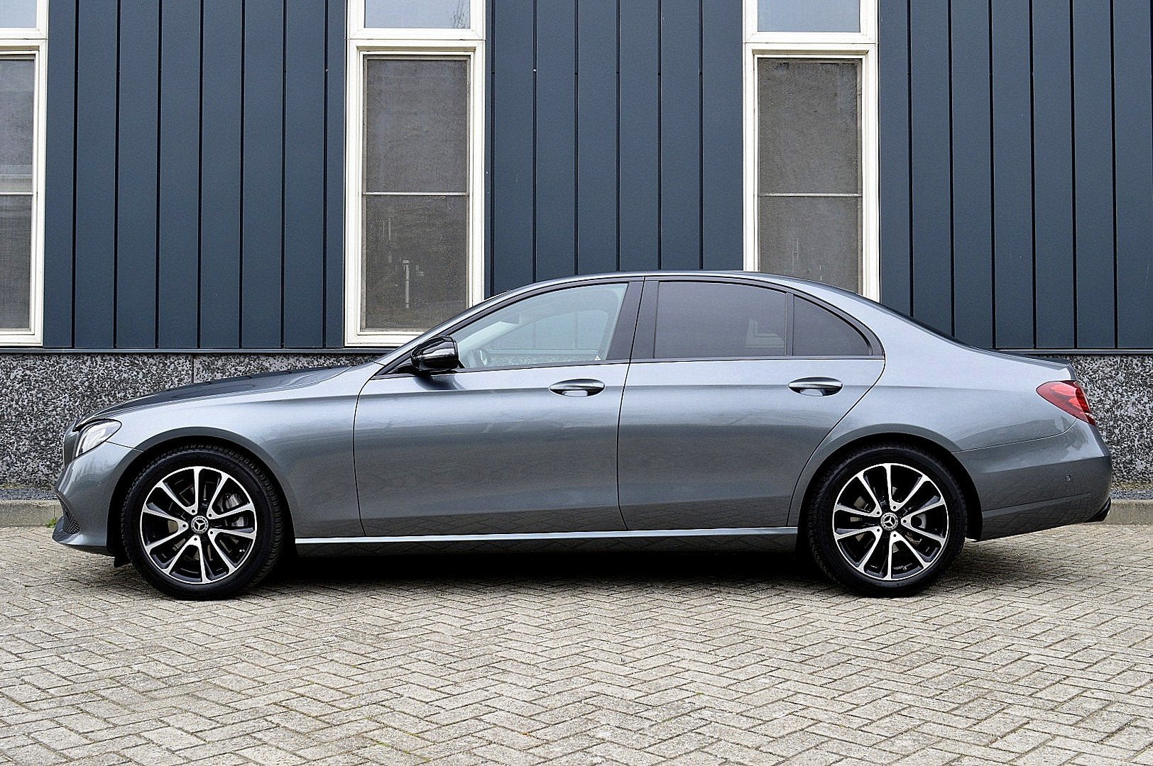 Mercedes-Benz E-Klasse 200 Premium Rijklaarprijs-Garantie Na, Automaat, Achterwielaandrijving, Gebruikt, Leder en Stof