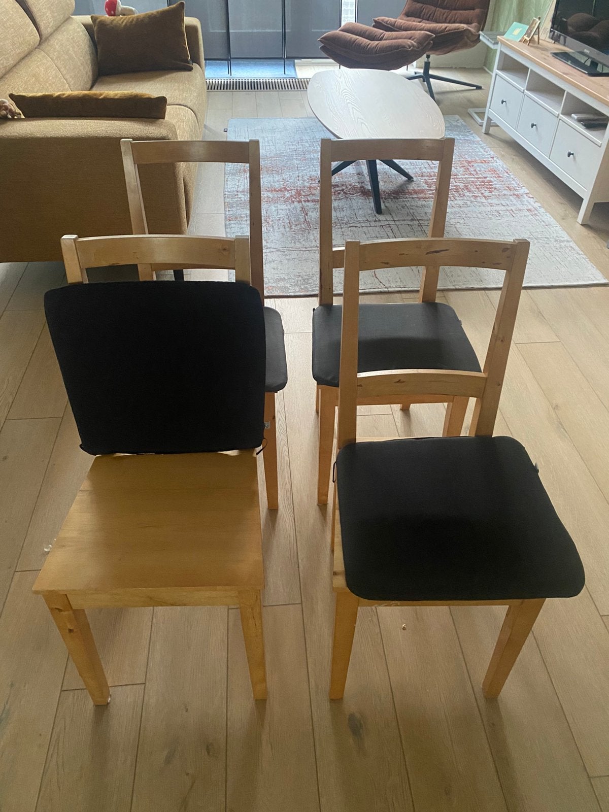 4 houten stoelen met kussens, Ophalen, Gebruikt, Zwart, Vier