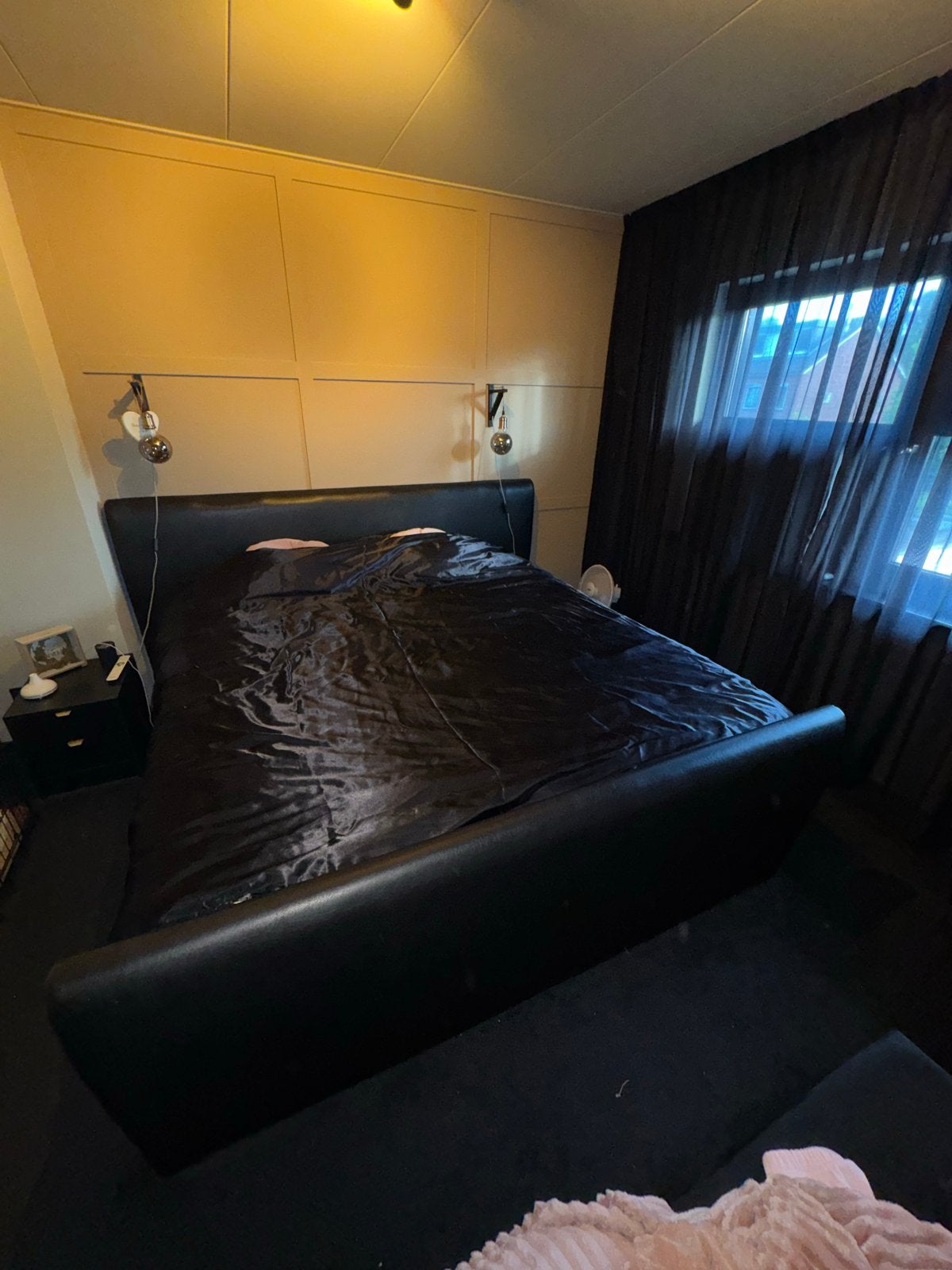 Tweepersoonsbed zwart leer zonder matras en beddengoed, Huis en Inrichting, Ophalen, Overige materialen, Gebruikt, Zwart