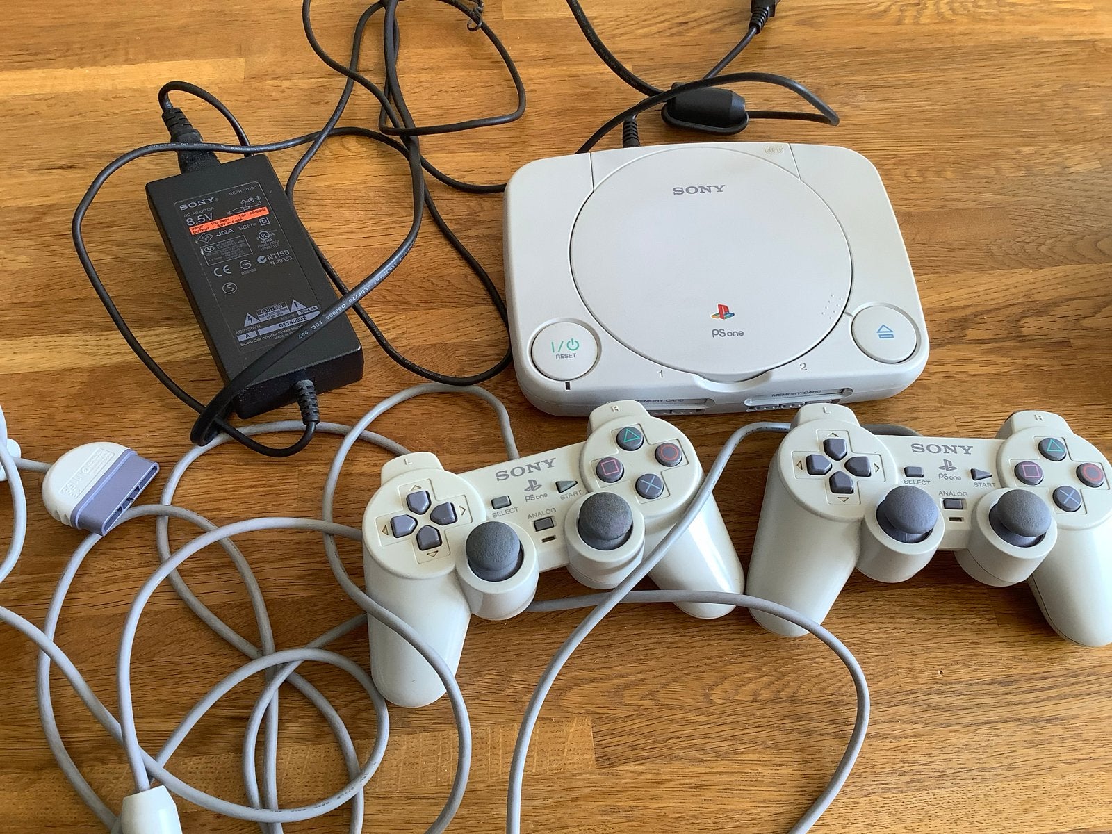 Sony PlayStation 1 (PSone) met 2 controllers, Spelcomputers en Games, Spelcomputers | Sony PlayStation 1, Ophalen, Gebruikt, Met 2 controllers