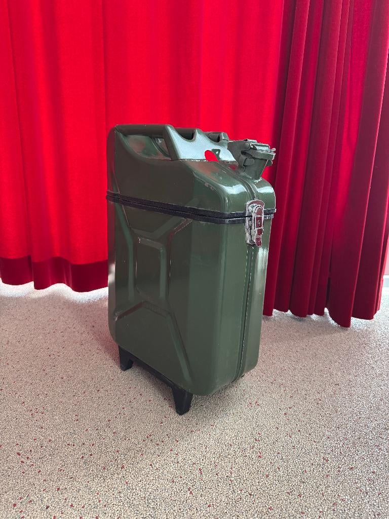 Unieke Carry‑On Koffer – Gemaakt van een échte Jeep Jerrycan, Sieraden, Tassen en Uiterlijk, Koffers, Zo goed als nieuw, Metaal