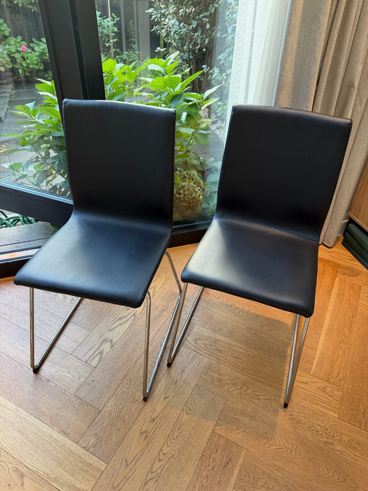 Twee zwarte leren eetkamerstoelen met metalen onderstel IKEA, Huis en Inrichting, Ophalen, Gebruikt, Twee, Zwart
