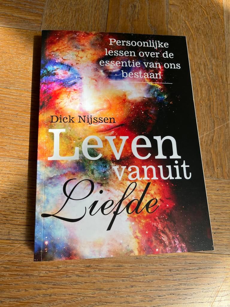 Leven vanuit Liefde - Persoonlijke lessen over essentie, Boeken, Esoterie en Spiritualiteit, Zo goed als nieuw, Achtergrond en Informatie