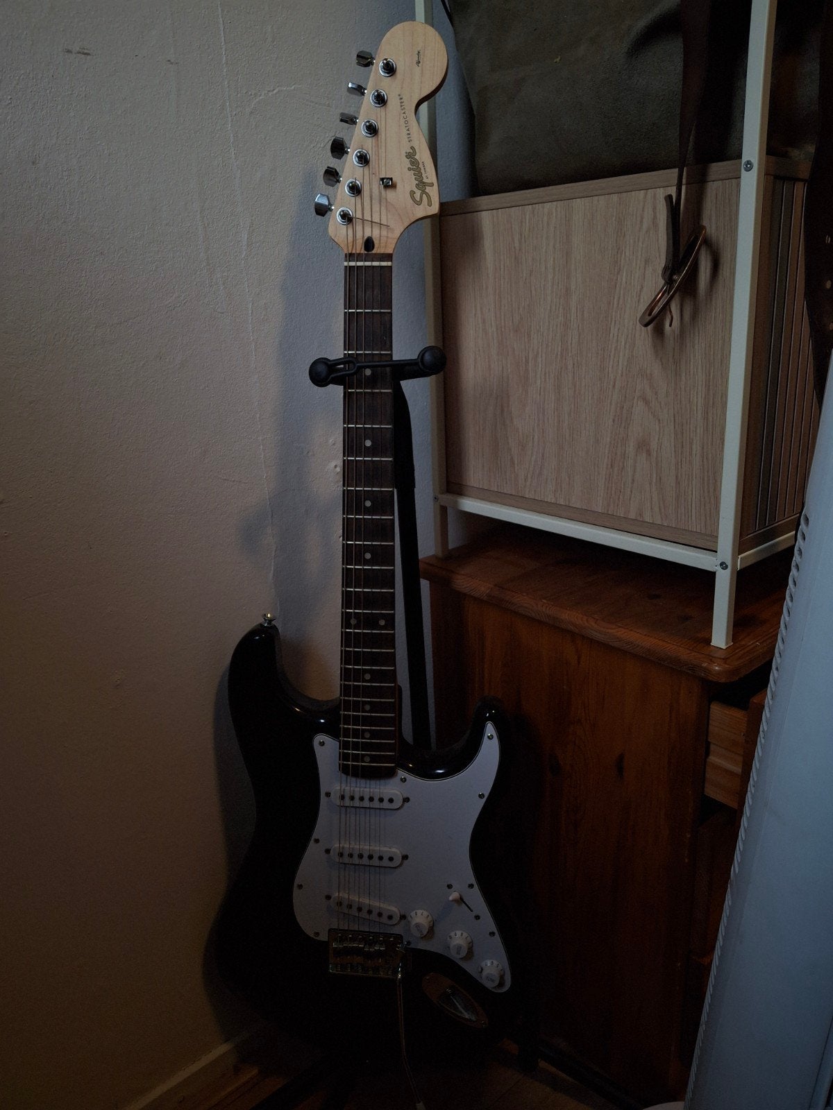 stratocaster squier zwart wit, Muziek en Instrumenten, Ophalen, Gebruikt, Solid body, Fender