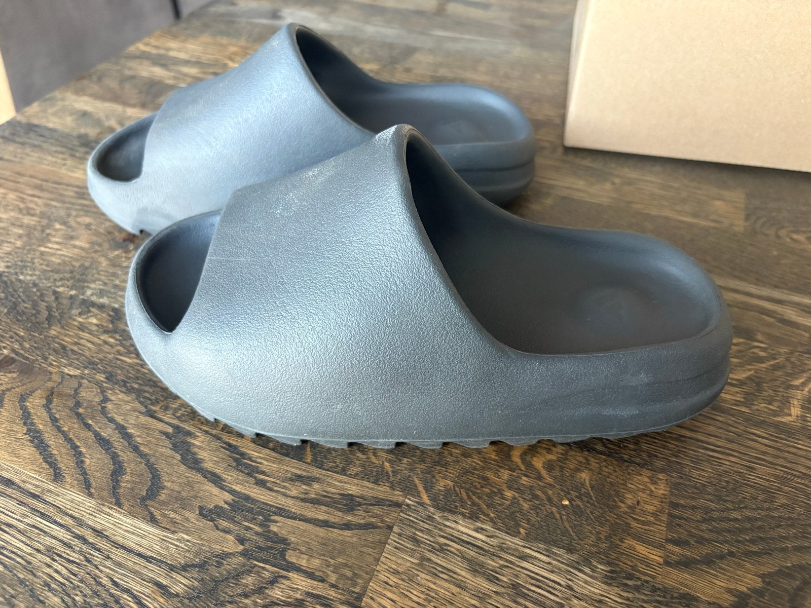 Adidas Yeezy Slide onyx Slippers - Absolute Nieuwstaat mt 39, Ophalen of Verzenden, Nieuw, Zwart, Overige typen