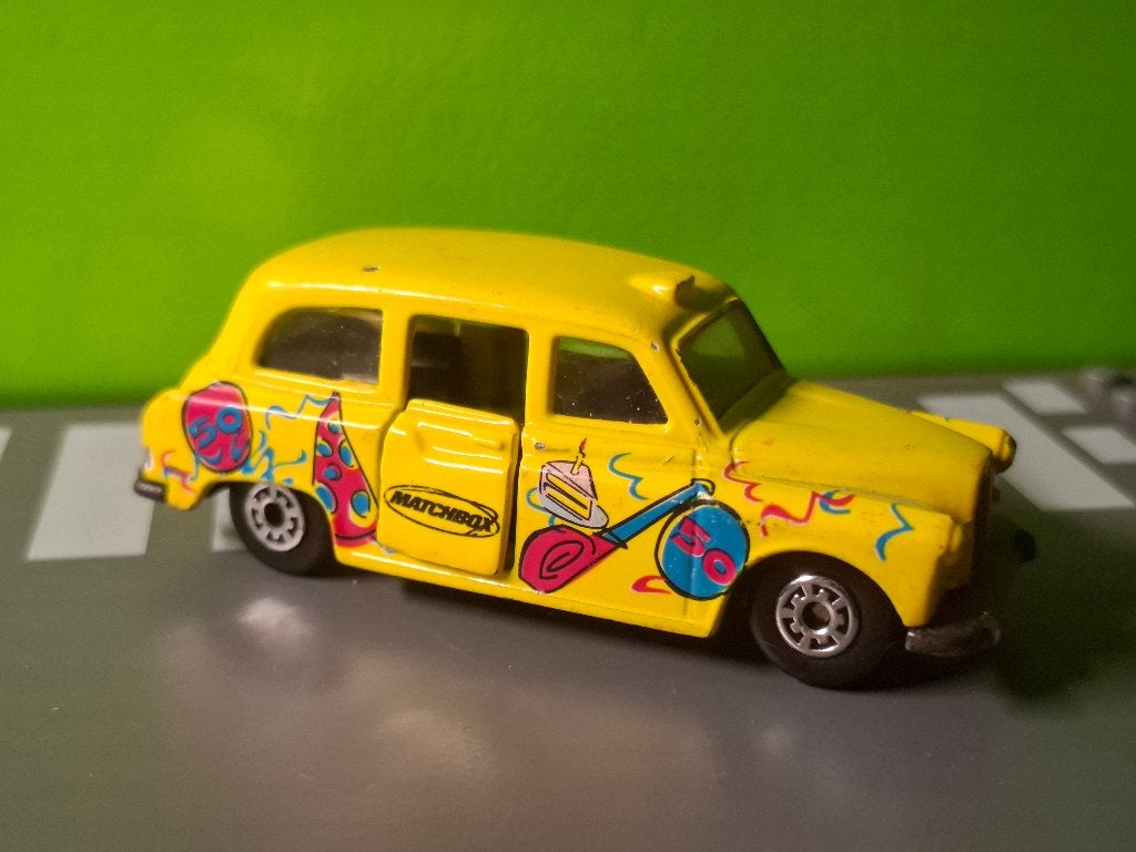 Matchbox - London Taxi FX4R 50 years [geel] 1/60, Ophalen of Verzenden, Gebruikt, Auto
