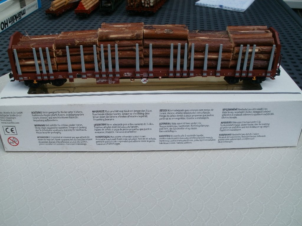 Marklin Ho dubbelasser wagon met houtlading no 47026-03., Wisselstroom, Ophalen of Verzenden, Märklin, Nieuw