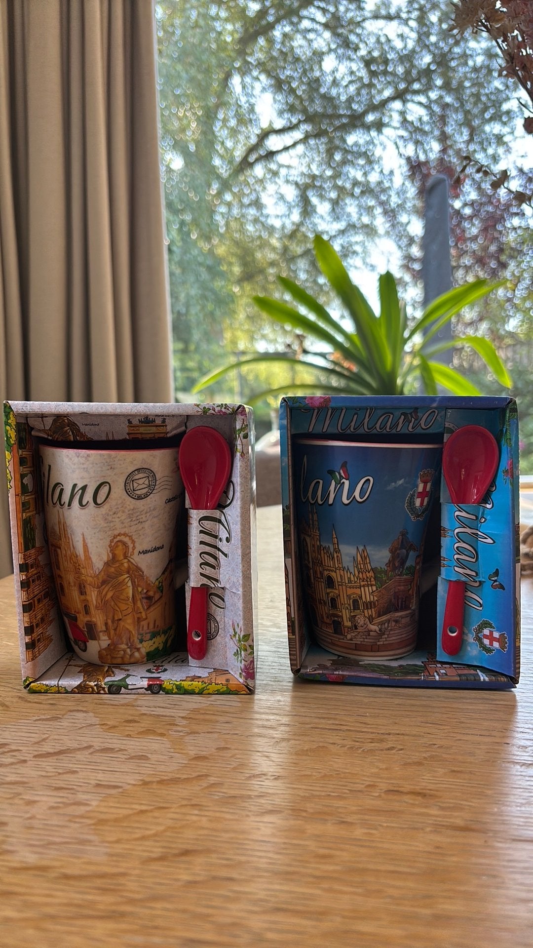 2 nieuwe Milaan mokken met lepeltje, Ophalen, Nieuw, Overige stijlen, Kop(pen) en/of Schotel(s)