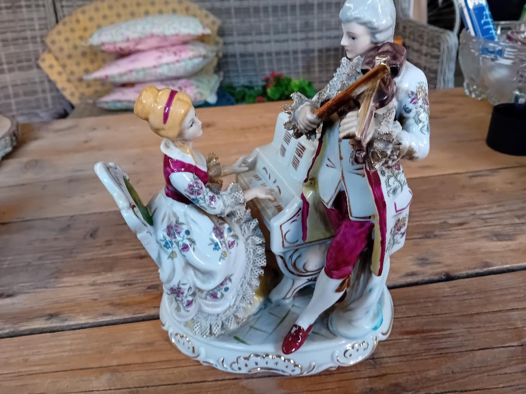 Porseleinen musicerend  paartje, Ophalen