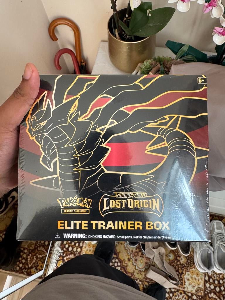 Pokemon Lost Origin Elite Trainer Box (ETB) - 2 beschikbaar, Ophalen of Verzenden, Zo goed als nieuw, Overige typen