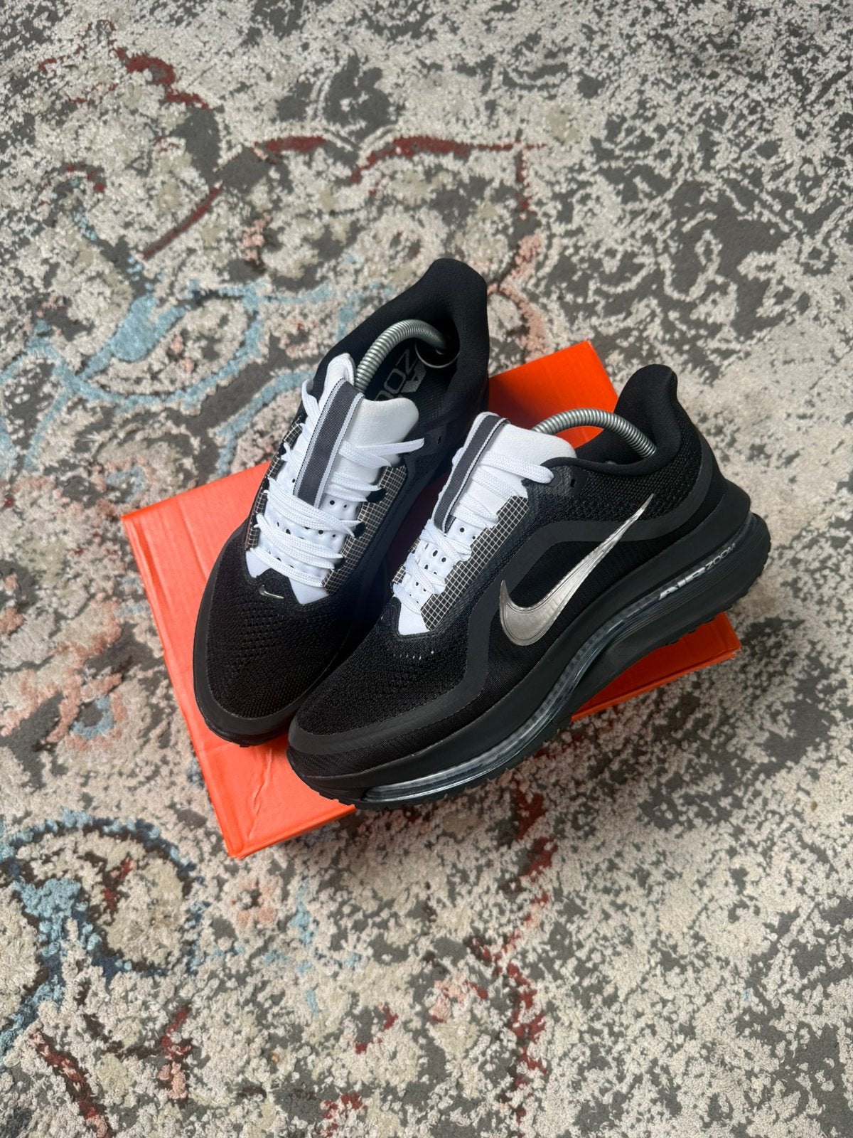 Nike Pegasus Premium — Black / Metallic Silver — Maat 43, Nieuw, Ophalen of Verzenden, Sportschoenen, Zwart