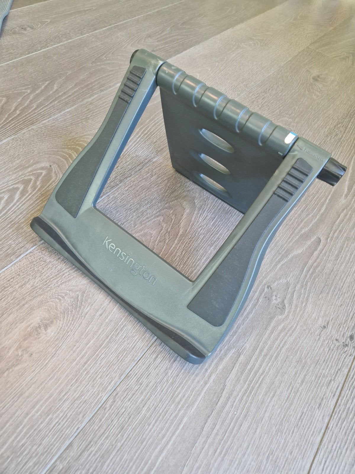 Kensington Laptop Standaard - Ergonomisch en Verstelbaar, Ophalen of Verzenden, Gebruikt, Kensington, In hoogte verstelbaar