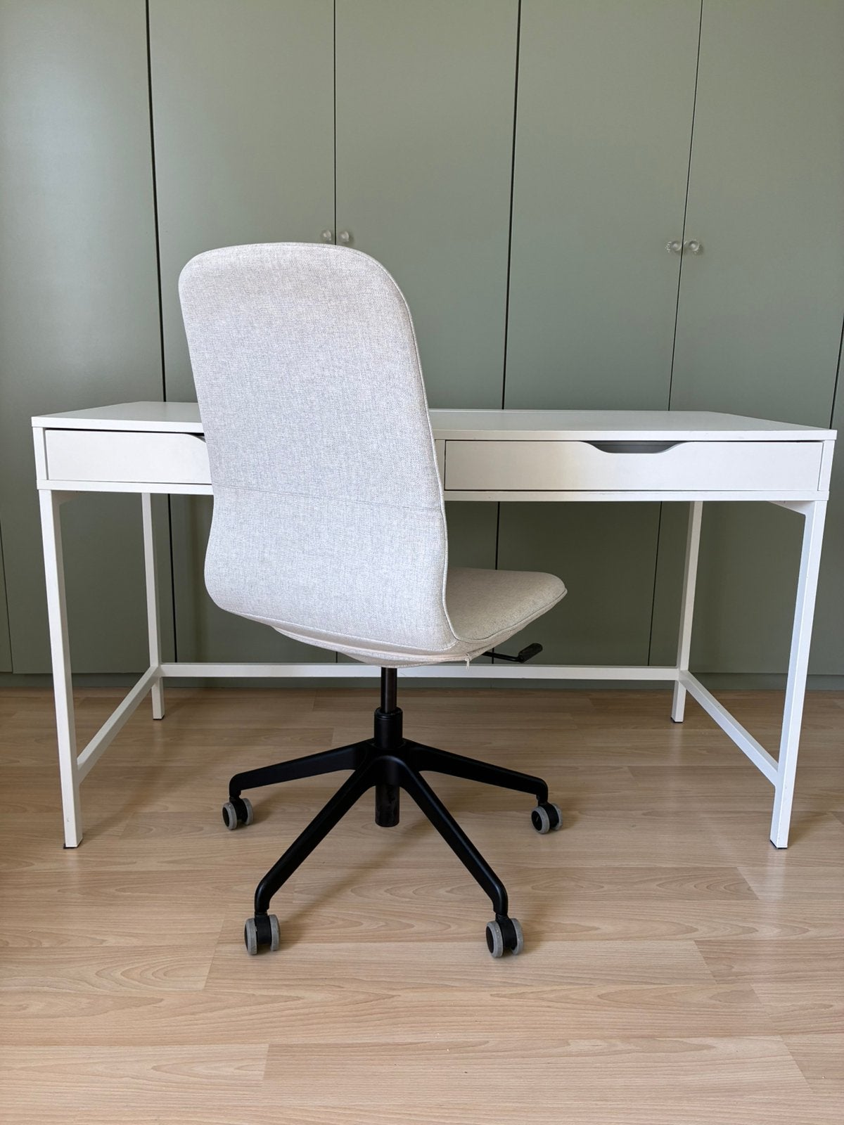 Ikea bureau kleur wit met Ikea bureaustoel stof wit/beige, Huis en Inrichting, Bureaus, Ophalen, Gebruikt
