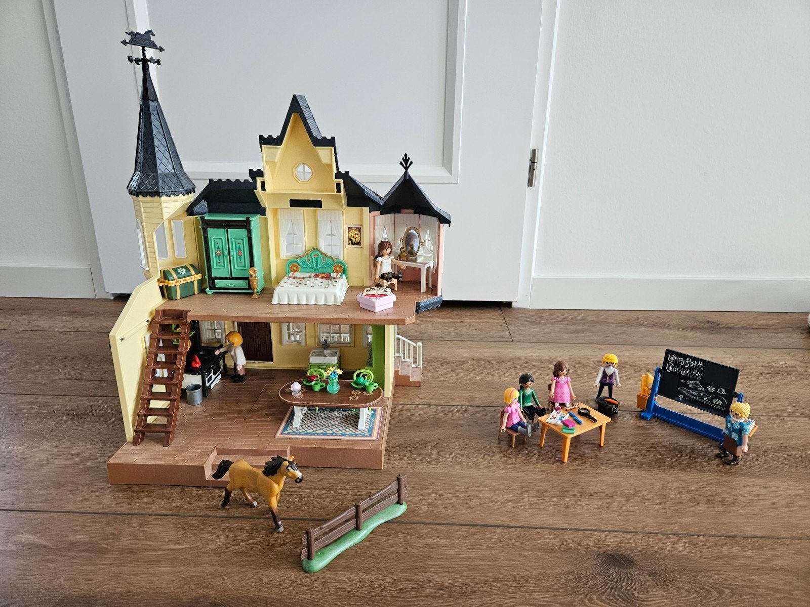 Playmobile Spirit, huis van Lucky met klaslokaaltje.