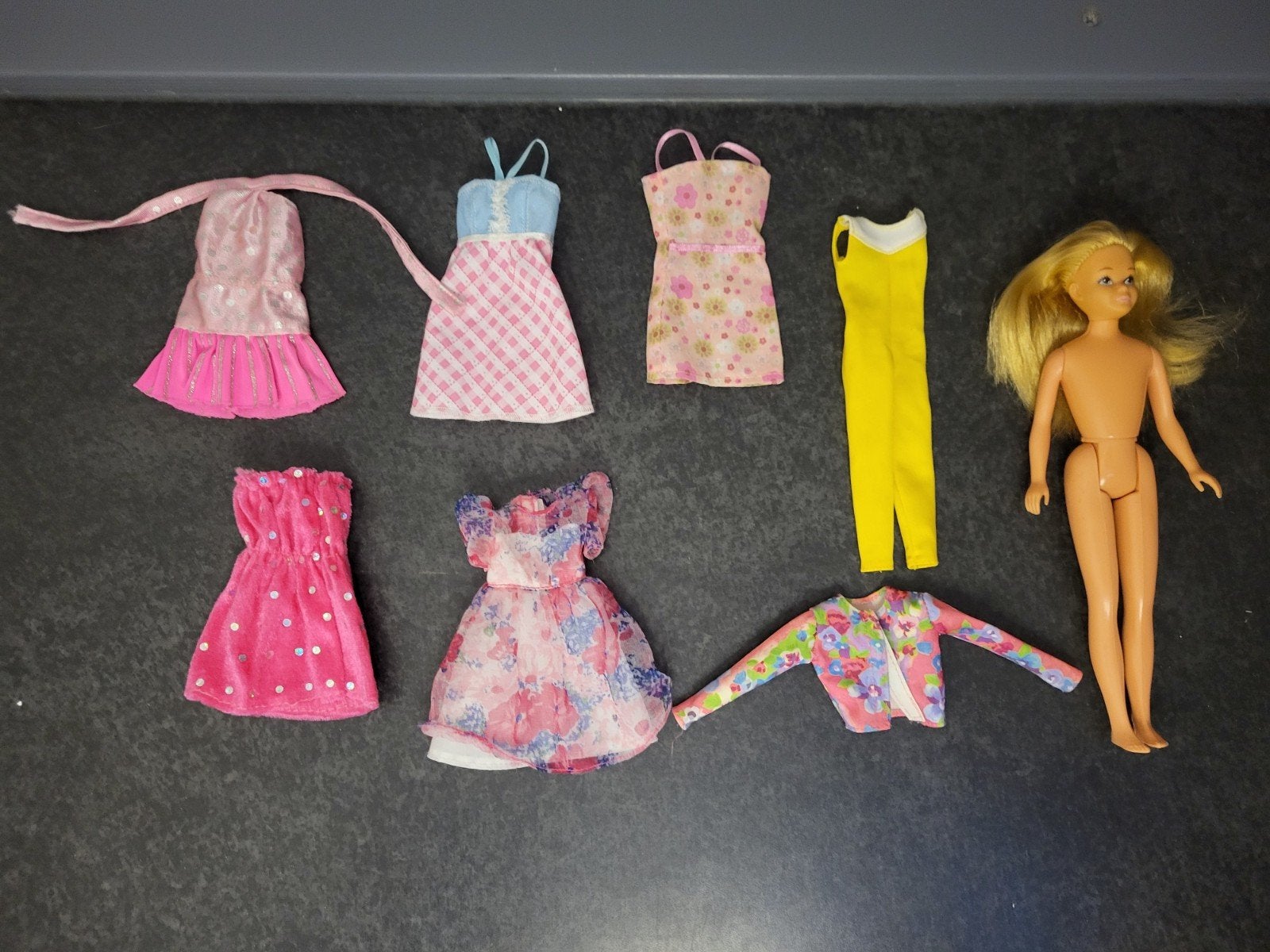 Barbie Skipper pop met diverse kledingstukken, Ophalen of Verzenden, Gebruikt