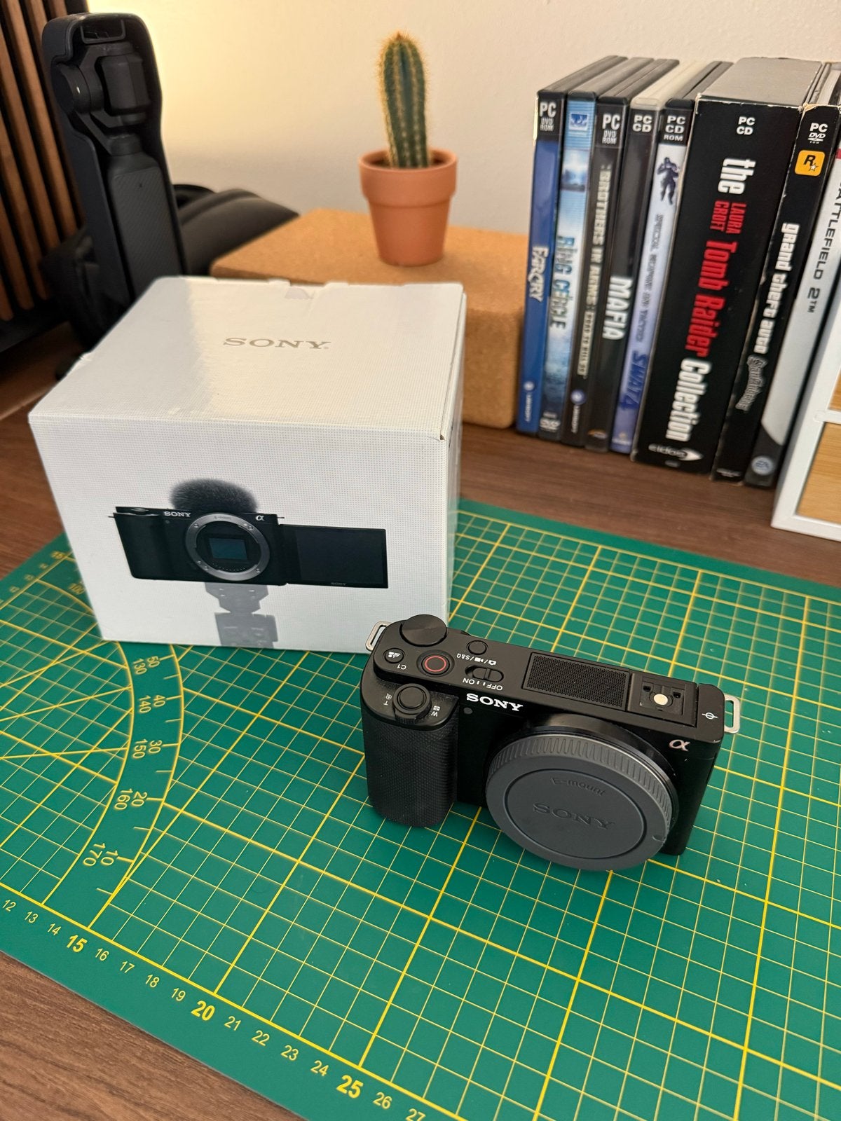 Sony ZV-E10 Body, Ophalen, Kantelbaar/draaibaar scherm, Zo goed als nieuw, Accu