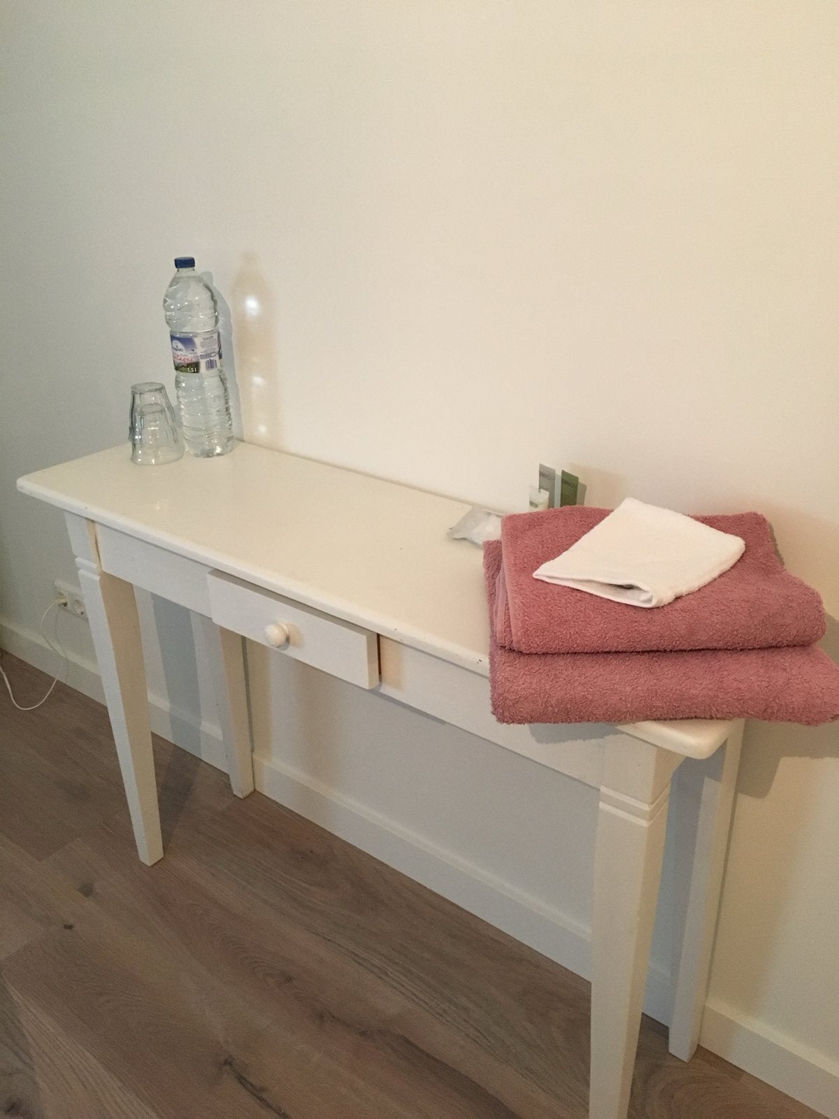 Witte bijzettafel/side table met lade, Huis en Inrichting, Tafels | Bijzettafels, Gebruikt, 75 cm of meer, Rechthoekig, Hout
