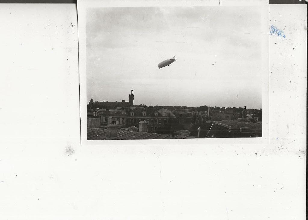 Den Haag Zeppelin boven de stad 2 Foto s, Ophalen of Verzenden, 1920 tot 1940, Ongelopen, Zuid-Holland