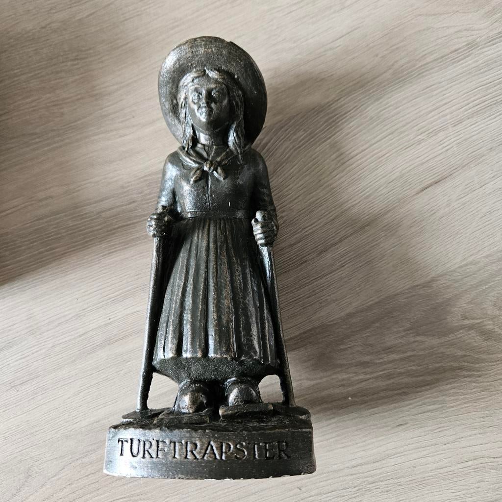 Beeldje van Turftrapster, Ophalen of Verzenden, Zo goed als nieuw, Beeld(je)