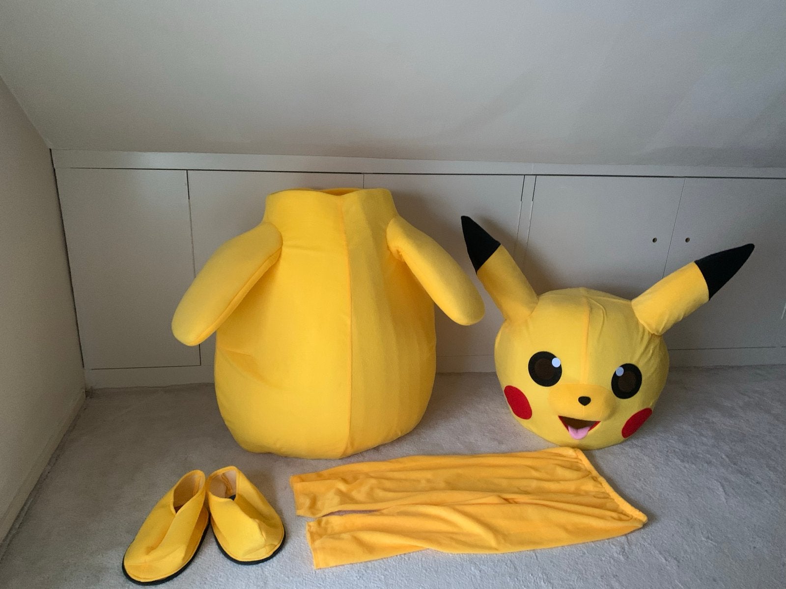 Pokémon Pikachu Kostuum - Compleet Pak, Ophalen, Zo goed als nieuw, Pak of Jurk