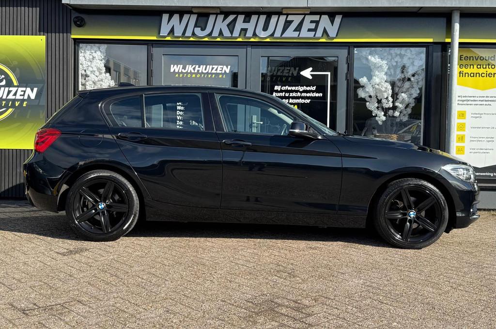 BMW 1-serie 118i Black Edition met Led ! 17 Inch ! Nieuwstaa, Auto's, BMW, Gebruikt, Zwart, Origineel Nederlands, Bedrijf