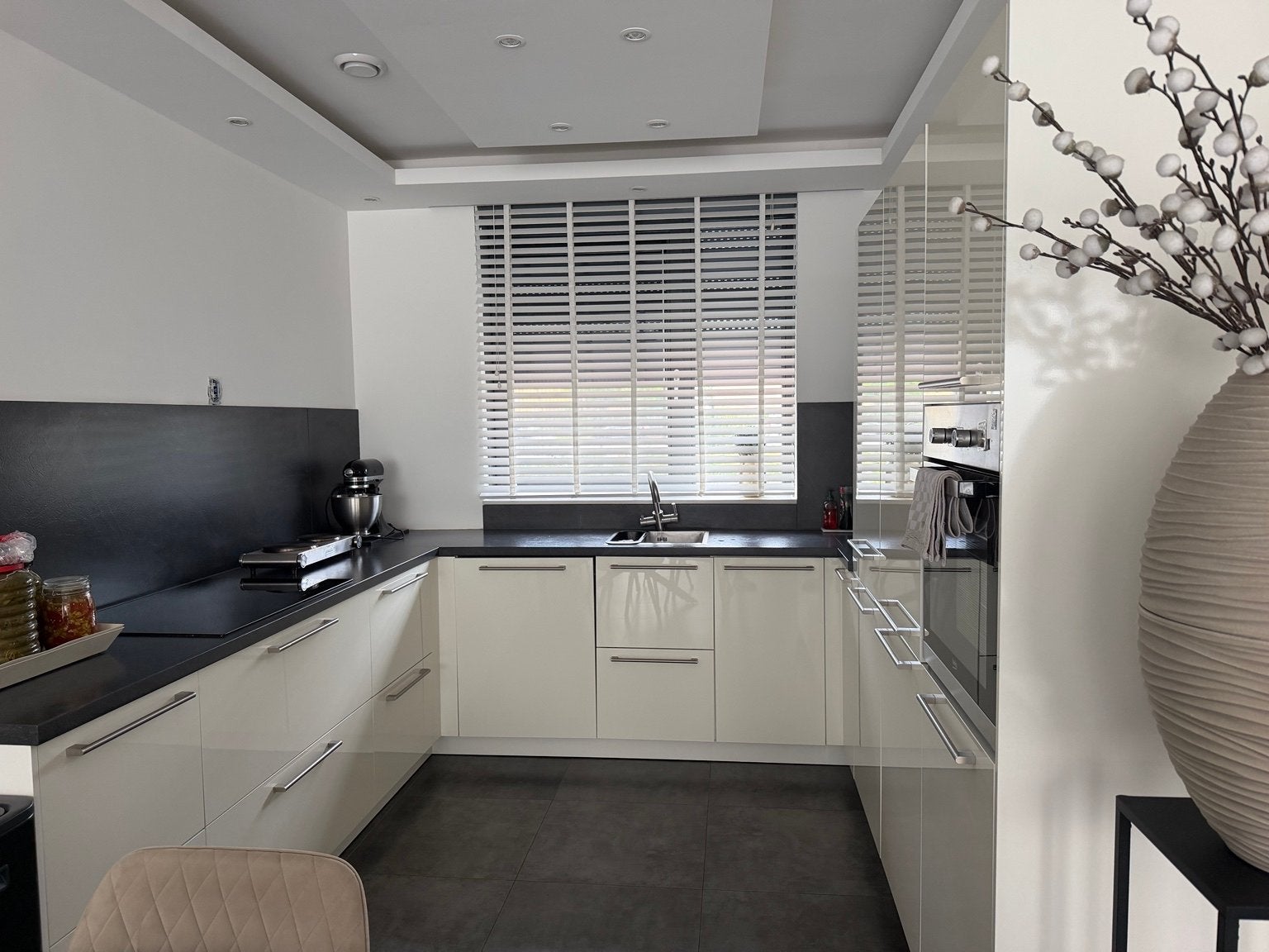 Moderne U-keuken met inbouwapparatuur, Gebruikt, U-keuken, Wit, Ophalen of Verzenden