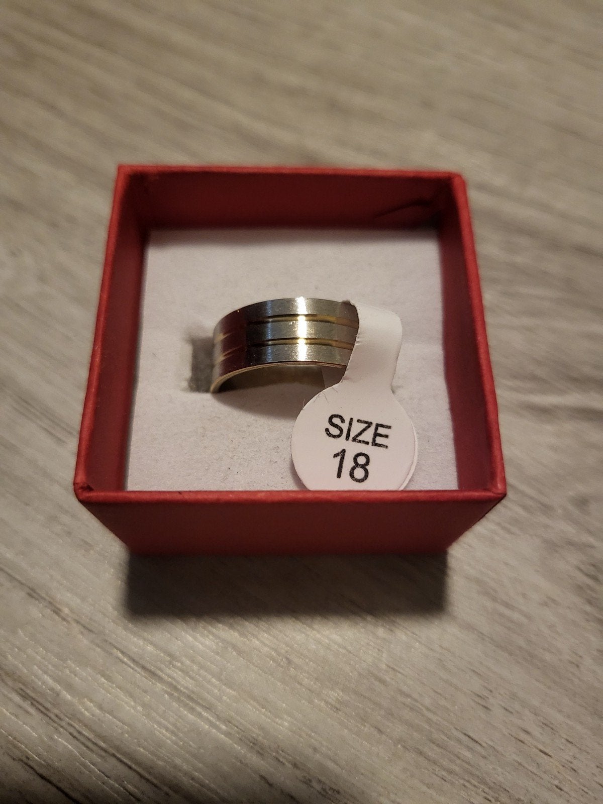Nieuwe Ring Maat 18 - Zilverkleurig met Gouden Details, 18 tot 19, IJzer of Staal, Nieuw, Ophalen of Verzenden
