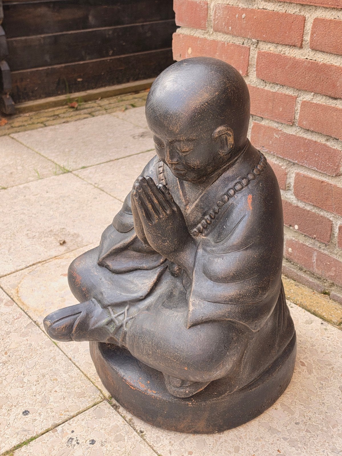Boeddha beeld biddende monnik - Steen/keramiek, Ophalen, Gebruikt, Steen/keramiek, Zwart