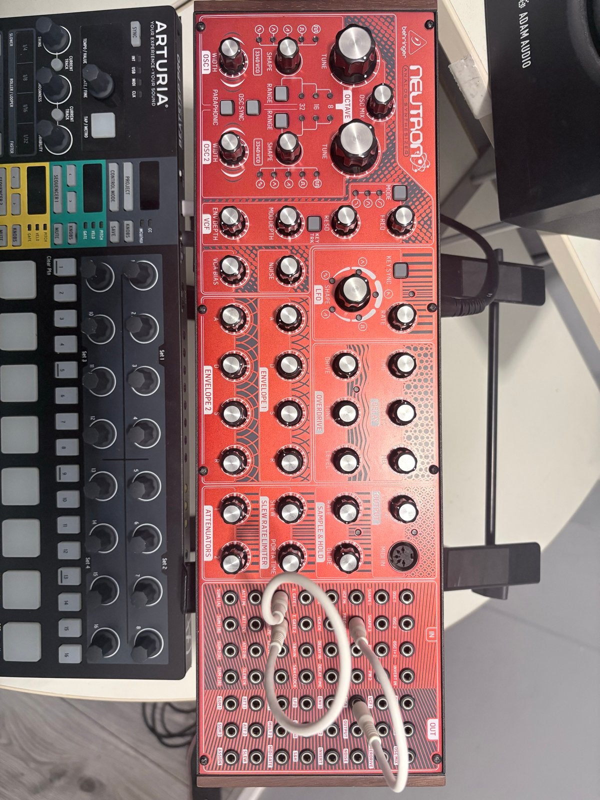 Behringer Neutron Analoge Synthesizer + 10 patchkabels, Muziek en Instrumenten, Ophalen of Verzenden, Zo goed als nieuw, Overige aantallen