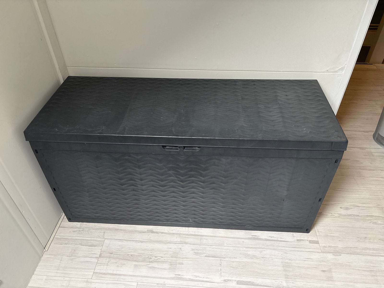 Zwarte kunststof opbergbox voor kussens, Ophalen, Kunststof, Gebruikt, 100 tot 150 cm
