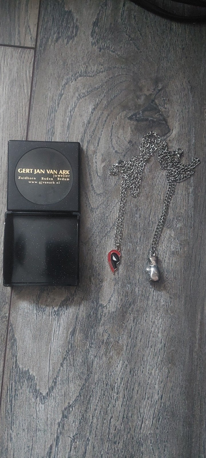 Ketting met hanger: Deadpool en bokshandschoen, Nieuw, Ophalen of Verzenden, Zilver, Overige materialen