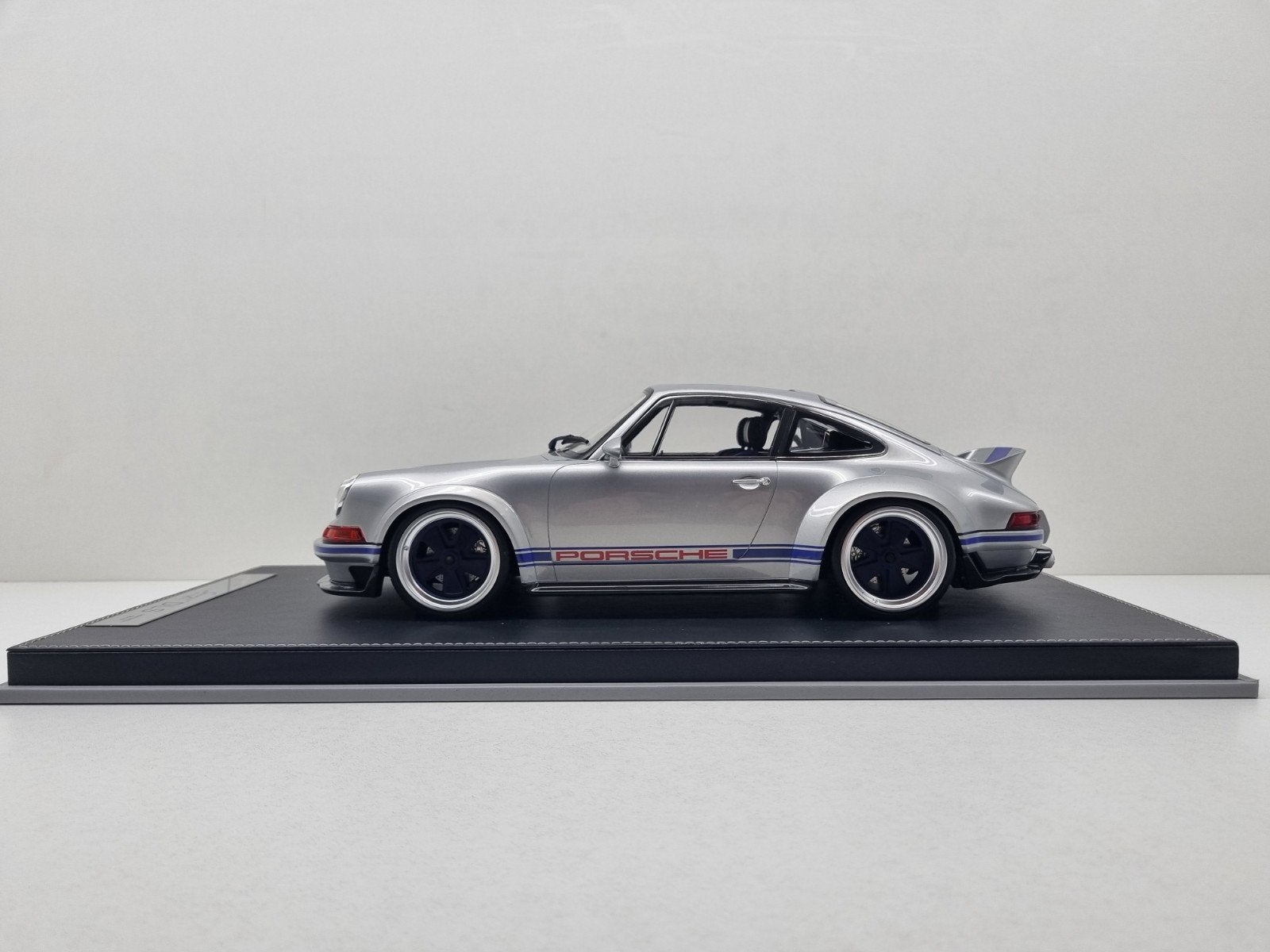 1:12 Ivy Merit
Porsche 911 Singer DLS "Open Hood" 1/25 1:12, Hobby en Vrije tijd, Ophalen of Verzenden, Nieuw, 1:9 t/m 1:12, Auto