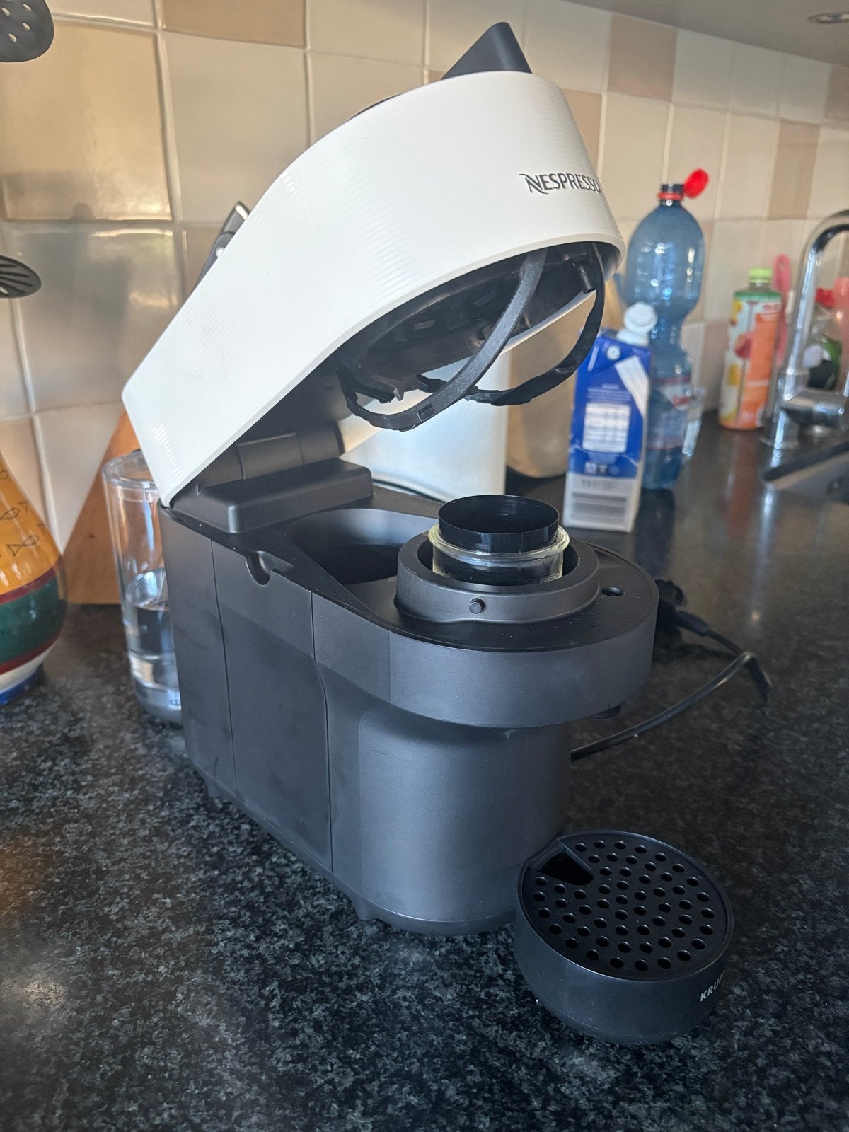 Nespresso Vertuo Pop Koffiezetapparaat Zwart/Wit, Ophalen, Zo goed als nieuw, Koffiemachine, Koffiepads en cups