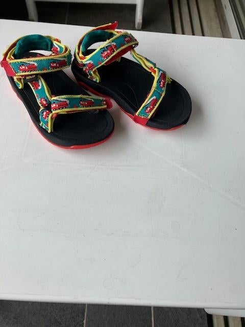 TEVA  jongenssandalen, maat 22-23,  brandweerauto, Kinderen en Baby's, Kinderkleding | Schoenen en Sokken, Gebruikt, Verzenden