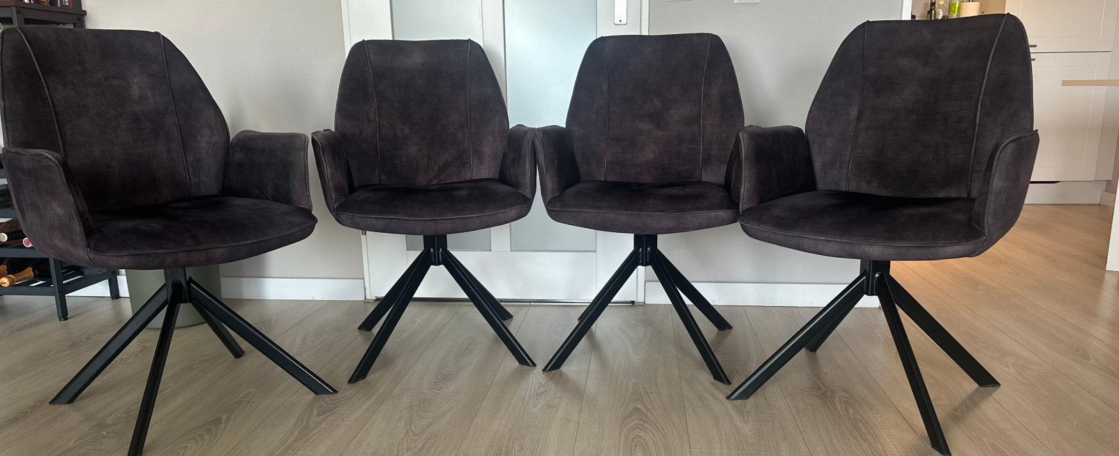 4 Luxe draaibare eetkamerstoelen-Zo goed als nieuw – €199,-, Ophalen, Zo goed als nieuw, Eén, Stof