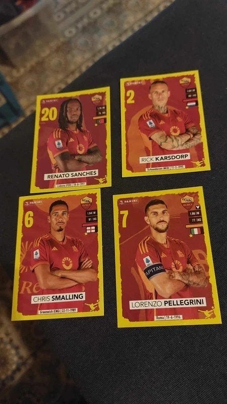 Panini/4 Stickers/AS Roma/Calciatori 2023-2024, Verzenden, Nieuw, Buitenlandse clubs, Poster, Plaatje of Sticker